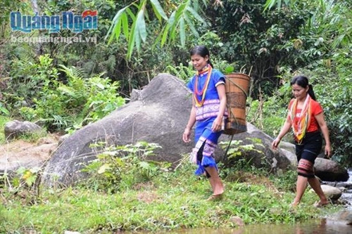 Là con cháu trong gia đình hiến trâu, lại biết cách chế biến rượu cần, nên dịp này, chị Đinh Thị Hòa (áo đỏ, 40 tuổi, thôn Mang Châu, xã Sơn Bua) cùng người thân muốn dành ít thời gian trổ tài nấu rượu cho bà con, chòm xóm cùng thưởng thức. Là con cháu trong gia đình hiến trâu, lại biết cách chế biến rượu cần, nên dịp này, chị Đinh Thị Hòa (áo đỏ, 40 tuổi, thôn Mang Châu, xã Sơn Bua) cùng người thân muốn dành ít thời gian trổ tài nấu rượu cho bà con, chòm xóm cùng thưởng thức.