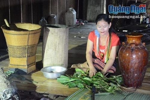 Sau khi chuẩn bị đầy đủ các nguyên liệu, chị Hòa bắt đầu chế biến. Để tạo ra men rượu tự nhiên, chị Hòa phải tuân thủ đúng và đủ các công đoạn. Sau khi chuẩn bị đầy đủ các nguyên liệu, chị Hòa bắt đầu chế biến. Để tạo ra men rượu tự nhiên, chị Hòa phải tuân thủ đúng và đủ các công đoạn.