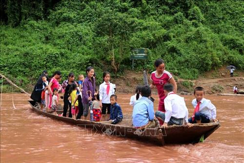 Học sinh phải đi thuyền vượt qua 2 con suối chảy siết tới trường dự Lễ khai giảng năm học mới. Ảnh: Việt Hoàng – TTXVN Học sinh phải đi thuyền vượt qua 2 con suối chảy siết tới trường dự Lễ khai giảng năm học mới. Ảnh: Việt Hoàng – TTXVN