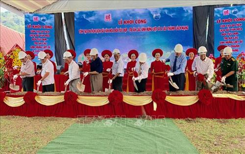 Các đại biểu khởi công xây dựng dự án. Ảnh: Thanh Sang-TTXVN Các đại biểu khởi công xây dựng dự án. Ảnh: Thanh Sang-TTXVN