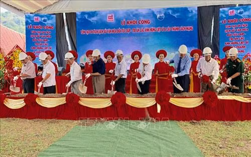 Các đại biểu khởi công xây dựng dự án. Ảnh: Thanh Sang-TTXVN