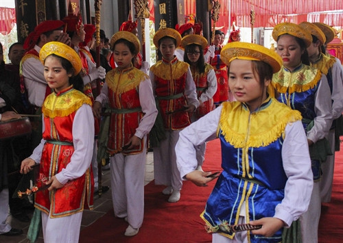 Các thiếu nữ duyên dáng trong điệu múa Sênh tiền. Ảnh: Phạm Thảo