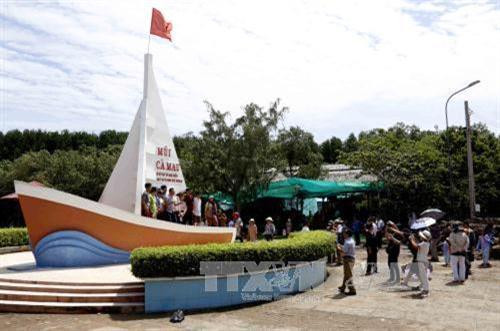 Mũi Cà Mau thu hút đông đảo du khách đến tham quan. Ảnh: Kim Há - TTXVN Mũi Cà Mau thu hút đông đảo du khách đến tham quan. Ảnh: Kim Há - TTXVN