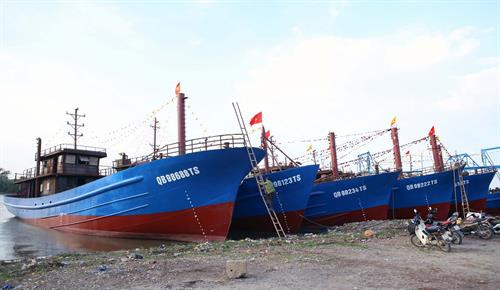 Đóng mới tàu vỏ thép tại Nam Định. Ảnh: Vũ Sinh - TTXVN Đóng mới tàu vỏ thép tại Nam Định. Ảnh: Vũ Sinh - TTXVN