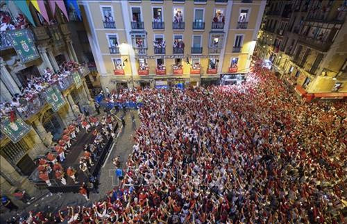 Người dân tham gia buổi lễ đánh dấu sự kết thúc của lễ hội chạy với bò tót trên quảng trường Plaza Consistorial ở Pamplona, Tây Ban Nha, ngày 15/7. Ảnh: AFP/TTXVN Người dân tham gia buổi lễ đánh dấu sự kết thúc của lễ hội chạy với bò tót trên quảng trường Plaza Consistorial ở Pamplona, Tây Ban Nha, ngày 15/7. Ảnh: AFP/TTXVN