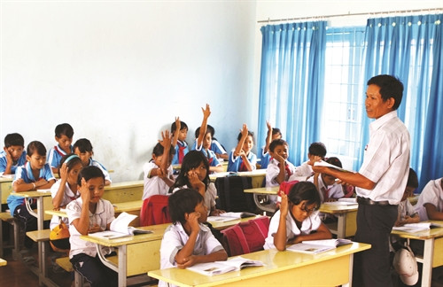 Việc dạy tiếng Ê đê đã tạo điều kiện cho các em học sinh dân tộc tiếp thu thuận lợi hơn các môn học tiếng phổ thông Việc dạy tiếng Ê đê đã tạo điều kiện cho các em học sinh dân tộc tiếp thu thuận lợi hơn các môn học tiếng phổ thông