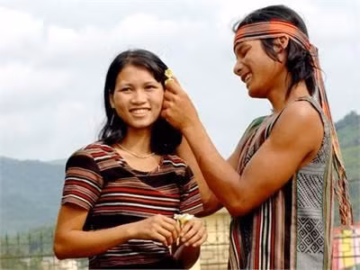 Trai gái Hrê xưa dựng vợ gả chồng đều qua mai mối