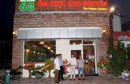 Nhà hàng ẩm thực Cao nguyên (Mèo Vạc) vừa được khai trương đáp ứng tốt nhu cầu ăn uống của du khách.