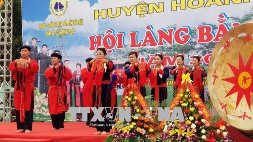 Giao lưu văn hóa văn nghệ giữa các dân tộc, các xã trong huyện Hoành Bồ. Ảnh: Văn Đức – TTXVN Giao lưu văn hóa văn nghệ giữa các dân tộc, các xã trong huyện Hoành Bồ. Ảnh: Văn Đức – TTXVN