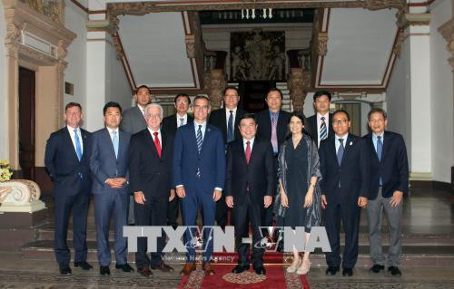 Lãnh đạo Thành phố Hồ Chí Minh chụp ảnh lưu niệm cùng đoàn đại biểu thành phố Los Angeles. Ảnh: Xuân Khu-TTXVN Lãnh đạo Thành phố Hồ Chí Minh chụp ảnh lưu niệm cùng đoàn đại biểu thành phố Los Angeles. Ảnh: Xuân Khu-TTXVN