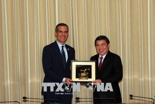 Ông Nguyễn Thành Phong và ông Eric Garcetti tại buổi tiếp. Ảnh: Xuân Khu-TTXVN Ông Nguyễn Thành Phong và ông Eric Garcetti tại buổi tiếp. Ảnh: Xuân Khu-TTXVN