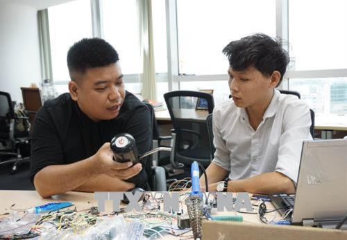 Anh Đoàn Thiên Phúc (29 tuổi tại thành phố Hồ Chí Minh) đã gặt hái được nhiều thành công với ý tưởng về sản phẩm chống trộm xe máy S-Bike. Hiện anh Phúc là Giám đốc điều hành của Công ty Cổ phần giải pháp phần mềm Setech Viet (thiết bị chống trộm) và Công ty TNHH Tictag (giải pháp công nghệ). Trong ảnh: Anh Đoàn Thiên Phúc (bên trái) trao đổi công việc cùng cộng sự. Ảnh: Thu Hoài - TTXVN Anh Đoàn Thiên Phúc (29 tuổi tại thành phố Hồ Chí Minh) đã gặt hái được nhiều thành công với ý tưởng về sản phẩm chống trộm xe máy S-Bike. Hiện anh Phúc là Giám đốc điều hành của Công ty Cổ phần giải pháp phần mềm Setech Viet (thiết bị chống trộm) và Công ty TNHH Tictag (giải pháp công nghệ). Trong ảnh: Anh Đoàn Thiên Phúc (bên trái) trao đổi công việc cùng cộng sự. Ảnh: Thu Hoài - TTXVN