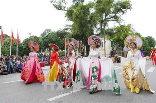 Trình diễn tiết mục múa hoa sen tại buổi lễ. Ảnh: Thành Đạt – TTXVN Trình diễn đám cưới truyền thống người Hà Nội. Ảnh: Thành Đạt – TTXVN Các đoàn tham gia trình diễn tại Lễ hội. Ảnh: Thành Đạt – TTXVN