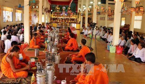 Chư tăng và đồng bào Khmer thực hiện các nghi thức đón năm mới trong dịp Tết cổ truyền Chôl Chnăm Thmây tại chùa Candaransi (Chan-ta-răng-sây), Quận 3, Thành phố Hồ Chí Minh trong. Ảnh: TTXVN Chư tăng và đồng bào Khmer thực hiện các nghi thức đón năm mới trong dịp Tết cổ truyền Chôl Chnăm Thmây tại chùa Candaransi (Chan-ta-răng-sây), Quận 3, Thành phố Hồ Chí Minh trong. Ảnh: TTXVN