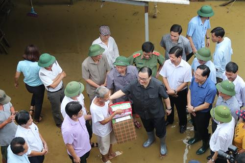 Bí thư Thành ủy Hà Nội thăm hỏi, động viên người dân vùng ngập lụt ở Chương Mỹ ảnh 11