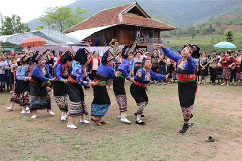 Người Lào với các trò chơi truyền thống trong Lễ té nước. Ảnh: Xuân Tiến Người Lào với các trò chơi truyền thống trong Lễ té nước. Ảnh: Xuân Tiến