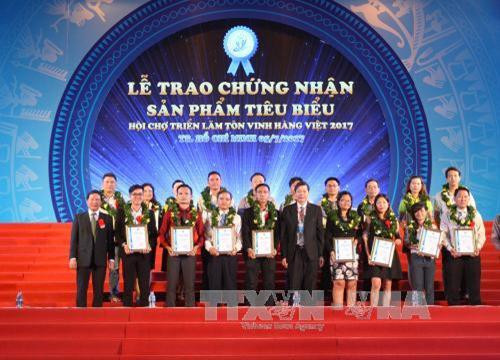 Ban tổ chức trao giải thưởng cho 32 sản phẩm của 21 doanh nghiệp đạt danh hiệu “Sản phẩm tiêu biểu” trong hội chợ. Ảnh: Thanh Vũ-TTXVN