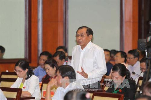 Đại biểu HĐND Thành phố Hồ Chí Minh Trần Quang Khánh đặt vấn đề về việc thực hiện chính sách pháp luật về an toàn thực phẩm trên địa bàn Thành phố Hồ Chí Minh năm 2015 – 2016. Ảnh: Thanh Vũ-TTXVN Đại biểu HĐND Thành phố Hồ Chí Minh Trần Quang Khánh đặt vấn đề về việc thực hiện chính sách pháp luật về an toàn thực phẩm trên địa bàn Thành phố Hồ Chí Minh năm 2015 – 2016. Ảnh: Thanh Vũ-TTXVN