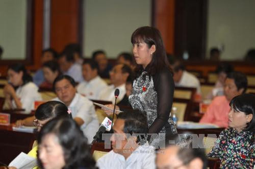 Đại biểu HĐND Thành phố Hồ Chí Minh Đặng Thị Phương Linh đặt vấn đề về việc thực hiện chính sách pháp luật về an toàn thực phẩm trên địa bàn Thành phố Hồ Chí Minh năm 2015 – 2016. Ảnh: Thanh Vũ-TTXVN Đại biểu HĐND Thành phố Hồ Chí Minh Đặng Thị Phương Linh đặt vấn đề về việc thực hiện chính sách pháp luật về an toàn thực phẩm trên địa bàn Thành phố Hồ Chí Minh năm 2015 – 2016. Ảnh: Thanh Vũ-TTXVN