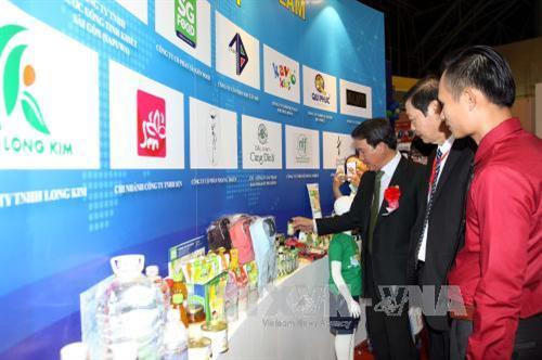 Lãnh đạo các bộ, ngành trung ương và Thành phố Hồ Chí Minh tham quan hội chợ. Ảnh: Thanh Vũ-TTXVN