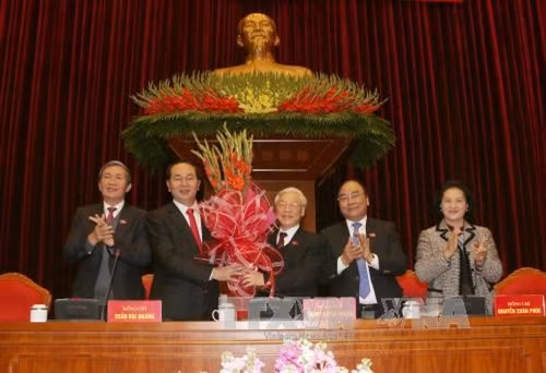 Các đại biểu Hội nghị lần thứ nhất Ban Chấp hành Trung ương Đảng khoá XII chúc mừng đồng chí Nguyễn Phú Trọng được tín nhiệm bầu làm Tổng Bí thư Ban Chấp hành Trung ương Đảng Cộng sản Việt Nam khoá XII. Ảnh - TTXVN