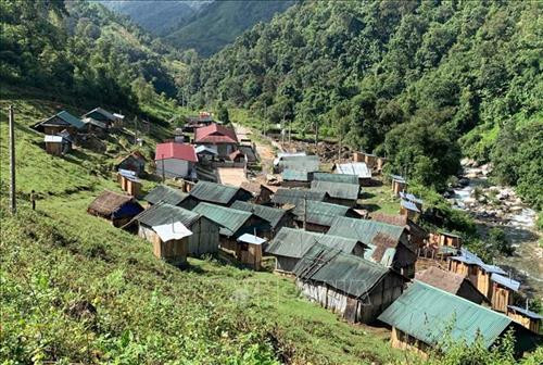 Sau 10 năm về ở tập trung, người La Hủ ở bản Hà Si, xã Pa Ủ, huyện Mường Tè (Lai Châu) đã ổn canh ổn cư. Ảnh: Việt Hoàng - TTXVN Sau 10 năm về ở tập trung, người La Hủ ở bản Hà Si, xã Pa Ủ, huyện Mường Tè (Lai Châu) đã ổn canh ổn cư. Ảnh: Việt Hoàng - TTXVN