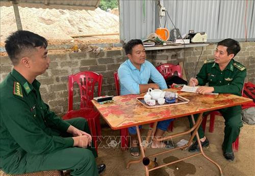 Thiếu tá Lê Văn Dung - Bí thư Đảng ủy xã Huổi Luông, huyện Phong Thổ (Lai Châu) (người đầu tiên bên phải) vận động gia đình anh Giàng A Mé hiến đất làm nơi thu mua chuối tập trung. Ảnh: Việt Hoàng – TTXVN Thiếu tá Lê Văn Dung - Bí thư Đảng ủy xã Huổi Luông, huyện Phong Thổ (Lai Châu) (người đầu tiên bên phải) vận động gia đình anh Giàng A Mé hiến đất làm nơi thu mua chuối tập trung. Ảnh: Việt Hoàng – TTXVN