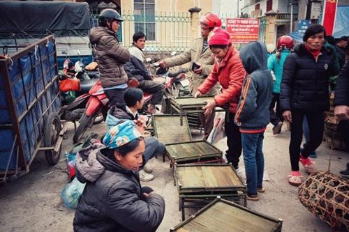 Sản phẩm đan lát được bán tại chợ phiên. Ảnh: baocaobang.vn Sản phẩm đan lát được bán tại chợ phiên. Ảnh: baocaobang.vn
