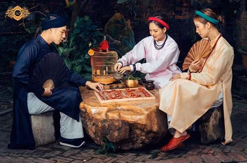 Một số bộ cổ phục do Công ty Ỷ Vân Hiên thiết kế. Nguồn: kinhtedothi.vn