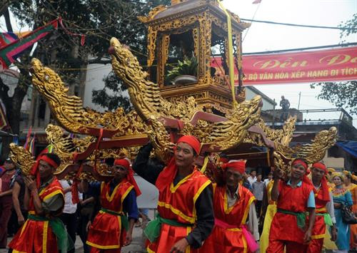 Rước kiệu về đền Đức Vua là một trong những nét đặc sắc của Lễ hội đền Đồng Bằng - di sản văn hóa phi vật thể quốc gia. Ảnh: Nguyễn Công Hải - TTXVN Rước kiệu về đền Đức Vua là một trong những nét đặc sắc của Lễ hội đền Đồng Bằng - di sản văn hóa phi vật thể quốc gia. Ảnh: Nguyễn Công Hải - TTXVN Thứ trưởng Bộ Văn hóa, Thể thao và Du lịch Đặng Thị Bích Liên trao Chứng nhận Lễ hội đền Đồng Bằng được đưa vào danh mục di sản văn hóa phi vật thể quốc gia, cho chính quyền địa phương. Ảnh: Nguyễn Công Hải - TTXVN