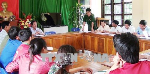 Thiếu tá Võ Doãn Lân tích cực tham mưu, đề xuất các giải pháp củng cố xây dựng hệ thống chính trị cơ sở tại địa phương. ẢNh: Võ Dung - TTXVN