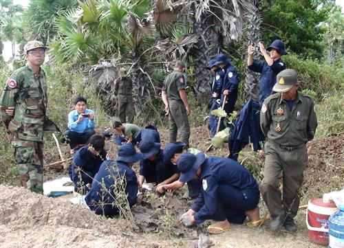 Cán bộ, chiến sỹ Đội tìm kiếm, cất bốc hài cốt liệt sỹ tỉnh Tây Ninh - Đội K71 cùng với các lực lượng hỗ trợ của Campuchia tại một khu mộ được tìm thấy ở tỉnh Kampong Cham. Ảnh: Đội K71 Cán bộ, chiến sỹ Đội tìm kiếm, cất bốc hài cốt liệt sỹ tỉnh Tây Ninh - Đội K71 cùng với các lực lượng hỗ trợ của Campuchia tại một khu mộ được tìm thấy ở tỉnh Kampong Cham. Ảnh: Đội K71
