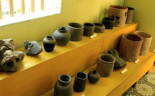 Những hiện vật cổ khai quật được từ dưới lòng đất Thành Nhà Hồ. Ảnh: Tiến Dũng - TTXVN Những hiện vật cổ khai quật được từ dưới lòng đất Thành Nhà Hồ. Ảnh: Tiến Dũng - TTXVN