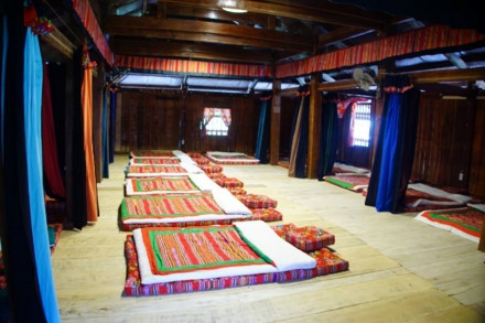 Nhà sàn này vốn là nhà văn hóa của bà con dân tộc thiểu số tại Mèo Vạc nên vào các ngày lễ, các hoạt động văn hóa vẫn diễn ra tại đây. Nhà sàn với tầng 1 là nơi ăn uống, trưng bày các sản vật của dân tộc Lô Lô và tầng hai là điểm ngủ nghỉ được chia cách bằng các rèm vải vừa lịch sự vừa kín đáo. Đằng trước là sân rất rộng. Sau khu nhà là bếp ăn và khu vệ sinh. Căn nhà sau khi sửa thêm nhiều bàn ghế và các vật dụng cần thiết. Tầng 1 trưng bày hai chiếc trống đồng cổ của dân tộc Lô Lô Bạn có thể ngồi uống cà phê ngắm cảnh trước hiên nhà. Hay thư giãn trong không gian thơm hương hoa hồng trên bờ rào đá lãng mạn. Các vị khách đến đây rất thích dùng cà phê ngoài sân và những buổi tiệc nướng BBQ ngắm trăng thanh. Bạn chỉ phải trả khoảng 100 nghìn đồng cho một chỗ ngủ, tắm giặt vệ sinh trong một ngày đêm. Tất cả đệm gối đều được làm đúng với hoa văn họa tiết của người Lô Lô. Từ Mèo Vạc sang Đồng Văn hay đi Lũng Phìn đều tiện đường Căn phòng nhỏ ngay tầng một. Nhà sàn này vốn là nhà văn hóa của bà con dân tộc thiểu số tại Mèo Vạc nên vào các ngày lễ, các hoạt động văn hóa vẫn diễn ra tại đây. Nhà sàn với tầng 1 là nơi ăn uống, trưng bày các sản vật của dân tộc Lô Lô và tầng hai là điểm ngủ nghỉ được chia cách bằng các rèm vải vừa lịch sự vừa kín đáo. Đằng trước là sân rất rộng. Sau khu nhà là bếp ăn và khu vệ sinh. Căn nhà sau khi sửa thêm nhiều bàn ghế và các vật dụng cần thiết. Tầng 1 trưng bày hai chiếc trống đồng cổ của dân tộc Lô Lô Bạn có thể ngồi uống cà phê ngắm cảnh trước hiên nhà. Hay thư giãn trong không gian thơm hương hoa hồng trên bờ rào đá lãng mạn. Các vị khách đến đây rất thích dùng cà phê ngoài sân và những buổi tiệc nướng BBQ ngắm trăng thanh. Bạn chỉ phải trả khoảng 100 nghìn đồng cho một chỗ ngủ, tắm giặt vệ sinh trong một ngày đêm. Tất cả đệm gối đều được làm đúng với hoa văn họa tiết của người Lô Lô. Từ Mèo Vạc sang Đồng Văn hay đi Lũng Phìn đều tiện đường Căn phòng nhỏ ngay tầng một.