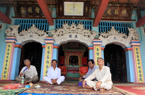 Âm linh tự là nơi ngư dân trước khi đi biển đến cầu xin thần thánh và linh hồn những hùng binh Hải đội Hoàng Sa che chở, phù hộ trước sóng to gió lớn và bình yên trở về Âm linh tự là nơi ngư dân trước khi đi biển đến cầu xin thần thánh và linh hồn những hùng binh Hải đội Hoàng Sa che chở, phù hộ trước sóng to gió lớn và bình yên trở về