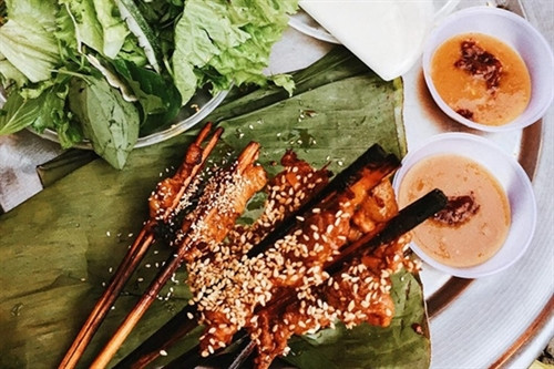 Từ phố Trần Phú cho đến góc đường Lê Lợi, Trần Hưng Đạo, Bạch Đằng, du khách dễ dàng bắt gặp hàng thịt nướng thơm phức. Thịt nướng trên bếp than hoa đang còn nóng hổi được cuốn trong một lớp bánh tráng mỏng, bánh ướt, rau thơm, khế chua, dưa chuột và chấm với nước sốt chế biến đặc biệt. Giá một xiên là 5.000 đồng. Ảnh: Lan Hương Từ phố Trần Phú cho đến góc đường Lê Lợi, Trần Hưng Đạo, Bạch Đằng, du khách dễ dàng bắt gặp hàng thịt nướng thơm phức. Thịt nướng trên bếp than hoa đang còn nóng hổi được cuốn trong một lớp bánh tráng mỏng, bánh ướt, rau thơm, khế chua, dưa chuột và chấm với nước sốt chế biến đặc biệt. Giá một xiên là 5.000 đồng. Ảnh: Lan Hương