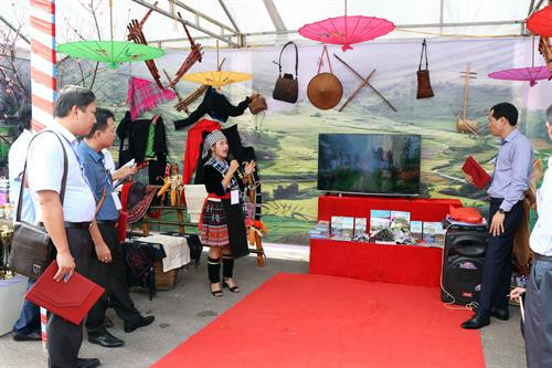 Các đại biểu nghe đại diện tỉnh Lai Châu thuyết minh, giới thiệu về những nét văn hóa đặc sắc của địa phương. Ảnh: Hữu Quyết Các đại biểu nghe đại diện tỉnh Lai Châu thuyết minh, giới thiệu về những nét văn hóa đặc sắc của địa phương. Ảnh: Hữu Quyết