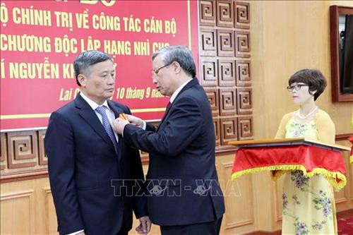 Đồng chí Trần Quốc Vượng trao Huân chương Độc lập hạng Nhì cho đồng chí Nguyễn Khắc Chử, nguyên Bí thư tỉnh ủy Lai Châu. Ảnh: Công Tuyên-TTXVN Đồng chí Trần Quốc Vượng trao Huân chương Độc lập hạng Nhì cho đồng chí Nguyễn Khắc Chử, nguyên Bí thư tỉnh ủy Lai Châu. Ảnh: Công Tuyên-TTXVN