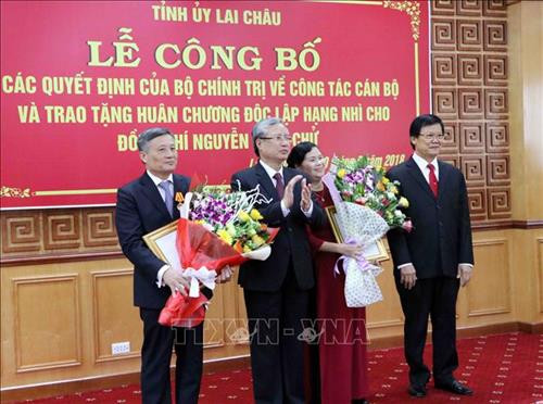 Đồng chí Trần Quốc Vượng (thứ hai từ trái sang) và đồng chí Hà Ban (ngoài cùng, bên phải) tặng hoa chúc mừng đồng chí Giàng Páo Mỷ và đồng chí Nguyễn Khắc Chử. Ảnh: Công Tuyên-TTXVN Đồng chí Trần Quốc Vượng (thứ hai từ trái sang) và đồng chí Hà Ban (ngoài cùng, bên phải) tặng hoa chúc mừng đồng chí Giàng Páo Mỷ và đồng chí Nguyễn Khắc Chử. Ảnh: Công Tuyên-TTXVN