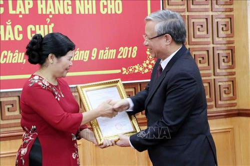 Đồng chí Trần Quốc Vượng trao quyết định của Bộ Chính trị chuẩn y đồng chí Giàng Páo Mỷ, Ủy viên Trung ương Đảng, Phó Bí thư Tỉnh ủy, Trưởng Đoàn đại biểu Quốc hội tỉnh, giữ chức Bí thư Tỉnh ủy tỉnh Lai Châu nhiệm kỳ 2015-2020. Ảnh: Công Tuyên-TTXVN Đồng chí Trần Quốc Vượng trao quyết định của Bộ Chính trị chuẩn y đồng chí Giàng Páo Mỷ, Ủy viên Trung ương Đảng, Phó Bí thư Tỉnh ủy, Trưởng Đoàn đại biểu Quốc hội tỉnh, giữ chức Bí thư Tỉnh ủy tỉnh Lai Châu nhiệm kỳ 2015-2020. Ảnh: Công Tuyên-TTXVN