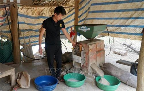 Hộ dân thôn Khau Làng và Cao Đường, xã Yên Thuận (Hàm Yên, Tuyên Quang) mua máy móc phát triển kinh tế. Ảnh: Văn Tý – TTXVN Hộ dân thôn Khau Làng và Cao Đường, xã Yên Thuận (Hàm Yên, Tuyên Quang) mua máy móc phát triển kinh tế. Ảnh: Văn Tý – TTXVN