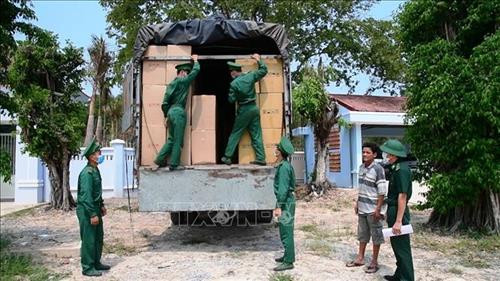 Các chiến sỹ Đồn biên phòng Tân Bình bắt vụ vận chuyển hơn 527.000 khẩu trang y tế các loại. Ảnh: Thanh Tân - TTXVN