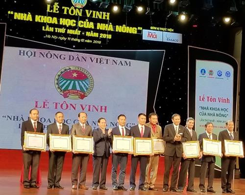 Ông Điểu K'Ré, Ủy viên Trung ương Đảng, Phó Trưởng ban Thường trực Ban Dân vận Trung ương và ông Lều Vũ Điều, Phó Chủ tịch Thường trực Hội Nông dân Việt Nam trao Bằng khen cho 10 cá nhân đã có đóng góp vào sự nghiệp phát triển nông nghiệp, nông dân, nông thôn Việt Nam. Ảnh: Hoàng Hải