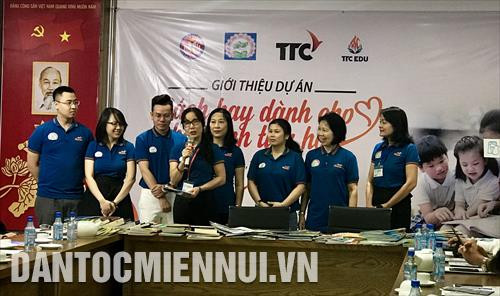 Cô giáo Hoàng Thị Thu Hiền - người khởi xướng dự án Sách hay dành cho học sinh tiểu học cùng các thành viên trong Ban dự án. Ảnh: Thu Hương