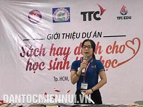 Cô giáo Hoàng Thị Thu Hiền - người khởi xướng dự án Sách hay dành cho học sinh tiểu học chia sẻ về hoạt động của dự án. Ảnh: Thu Hương