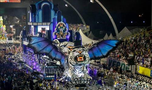 Một ứng viên tham gia thi chọn Nữ hoàng của Carnival Rio de Janeiro ngày 27/2/2019. Ảnh: AFP/TTXVN Những mô hình khổng lồ tham gia diễu hành tại lễ hội Carnival Rio de Janeiro ngày 1/3/2019. Ảnh: AFP/TTXVN Nghệ sĩ tham gia diễu hành tại lễ hội Carnival Rio de Janeiro. Ảnh: THX/TTXVN Các nghệ sĩ trình diễn tại lễ hội Carnival Rio de Janeiro ngày 2/3/2019. Ảnh: THX/TTXVN Một ứng viên tham gia thi chọn Nữ hoàng của Carnival Rio de Janeiro ngày 27/2/2019. Ảnh: AFP/TTXVN Những mô hình khổng lồ tham gia diễu hành tại lễ hội Carnival Rio de Janeiro ngày 1/3/2019. Ảnh: AFP/TTXVN Nghệ sĩ tham gia diễu hành tại lễ hội Carnival Rio de Janeiro. Ảnh: THX/TTXVN Các nghệ sĩ trình diễn tại lễ hội Carnival Rio de Janeiro ngày 2/3/2019. Ảnh: THX/TTXVN