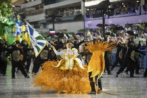 Một ứng viên tham gia thi chọn Nữ hoàng của Carnival Rio de Janeiro ngày 27/2/2019. Ảnh: AFP/TTXVN Những mô hình khổng lồ tham gia diễu hành tại lễ hội Carnival Rio de Janeiro ngày 1/3/2019. Ảnh: AFP/TTXVN Nghệ sĩ tham gia diễu hành tại lễ hội Carnival Rio de Janeiro. Ảnh: THX/TTXVN Các nghệ sĩ trình diễn tại lễ hội Carnival Rio de Janeiro ngày 2/3/2019. Ảnh: THX/TTXVN Một ứng viên tham gia thi chọn Nữ hoàng của Carnival Rio de Janeiro ngày 27/2/2019. Ảnh: AFP/TTXVN Những mô hình khổng lồ tham gia diễu hành tại lễ hội Carnival Rio de Janeiro ngày 1/3/2019. Ảnh: AFP/TTXVN Nghệ sĩ tham gia diễu hành tại lễ hội Carnival Rio de Janeiro. Ảnh: THX/TTXVN Các nghệ sĩ trình diễn tại lễ hội Carnival Rio de Janeiro ngày 2/3/2019. Ảnh: THX/TTXVN