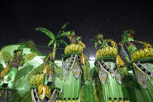 Một ứng viên tham gia thi chọn Nữ hoàng của Carnival Rio de Janeiro ngày 27/2/2019. Ảnh: AFP/TTXVN Những mô hình khổng lồ tham gia diễu hành tại lễ hội Carnival Rio de Janeiro ngày 1/3/2019. Ảnh: AFP/TTXVN Nghệ sĩ tham gia diễu hành tại lễ hội Carnival Rio de Janeiro. Ảnh: THX/TTXVN Các nghệ sĩ trình diễn tại lễ hội Carnival Rio de Janeiro ngày 2/3/2019. Ảnh: THX/TTXVN Một ứng viên tham gia thi chọn Nữ hoàng của Carnival Rio de Janeiro ngày 27/2/2019. Ảnh: AFP/TTXVN Những mô hình khổng lồ tham gia diễu hành tại lễ hội Carnival Rio de Janeiro ngày 1/3/2019. Ảnh: AFP/TTXVN Nghệ sĩ tham gia diễu hành tại lễ hội Carnival Rio de Janeiro. Ảnh: THX/TTXVN Các nghệ sĩ trình diễn tại lễ hội Carnival Rio de Janeiro ngày 2/3/2019. Ảnh: THX/TTXVN