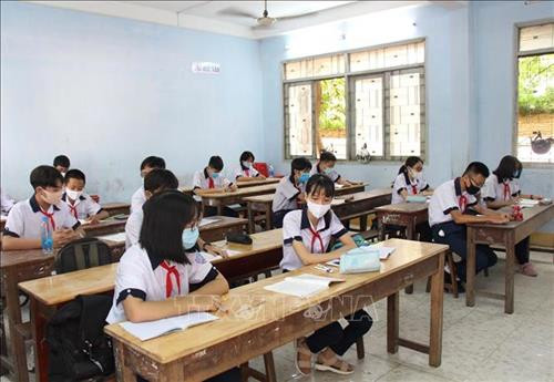 Học sinh trường trung học cơ sở Trần Phú, thành phố Phan Rang-Tháp Chàm (Ninh Thuận) được học cách nhật để đảm bảo an toàn về phòng, chống dịch bệnh trong tình hình mới. Ảnh: Công Thử - TTXVN