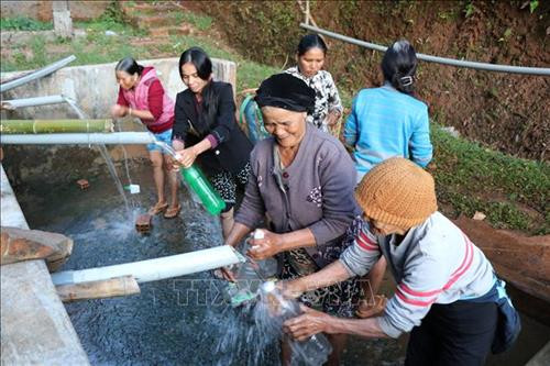 Già làng, đàn ông dựng cây Nêu trong lễ cúng Bến nước. Ảnh: Hồng Điệp - TTXVN Tại Bến nước làng Khưn, phường Trà Bá, thành phố Pleiku, bà con trong làng tập trung lấy nước vào mỗi buổi sáng. Ảnh: Hồng Điệp - TTXVN Phụ nữ tập trung tắm giặt sau một ngày lao động. Ảnh: Hồng Điệp - TTXVN Sáng sớm, người dân tập trung về Bến nước để vệ sinh cá nhân, rồi gùi nước về nhà dùng. Ảnh: Hồng Điệp - TTXVN Già làng, đàn ông dựng cây Nêu trong lễ cúng Bến nước. Ảnh: Hồng Điệp - TTXVN Tại Bến nước làng Khưn, phường Trà Bá, thành phố Pleiku, bà con trong làng tập trung lấy nước vào mỗi buổi sáng. Ảnh: Hồng Điệp - TTXVN Phụ nữ tập trung tắm giặt sau một ngày lao động. Ảnh: Hồng Điệp - TTXVN Sáng sớm, người dân tập trung về Bến nước để vệ sinh cá nhân, rồi gùi nước về nhà dùng. Ảnh: Hồng Điệp - TTXVN